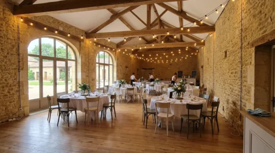 Salle de réception contemporaine avec tables rondes disposées harmonieusement sous un éclairage ambiant chaud créant une atmosphère équilibrée